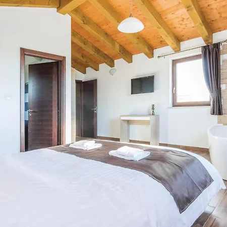 Lovely Home In Bibici With Jacuzzi * Bibici