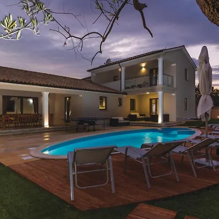 Lovely Home In Bibici With Jacuzzi Holiday home Bibici
