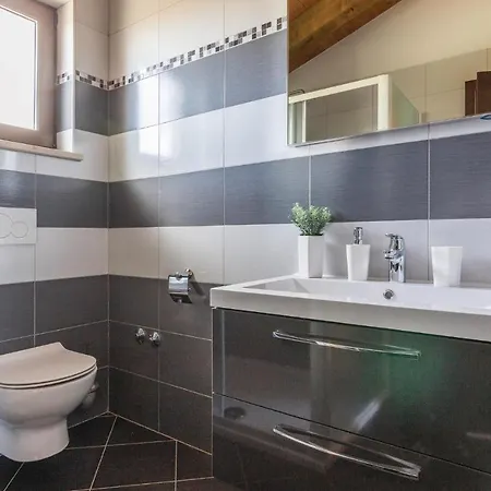 Lovely Home In Bibici With Jacuzzi Bibici