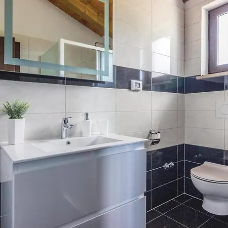 Lovely Home In Bibici With Jacuzzi * Bibici