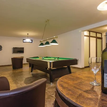 Lovely Home In Bibici With Jacuzzi *