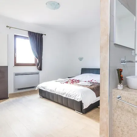 Lovely Home In Bibici With Jacuzzi Holiday home