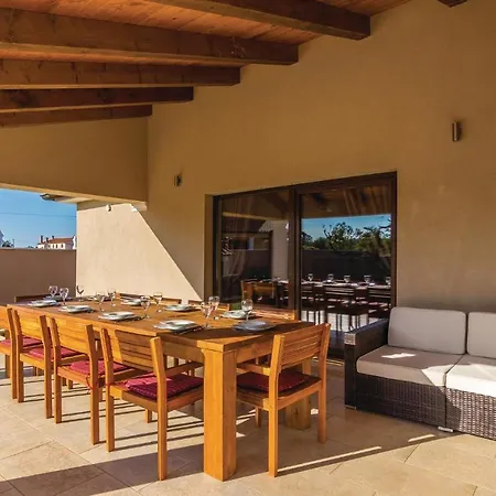 Lovely Home In Bibici With Jacuzzi * Bibici