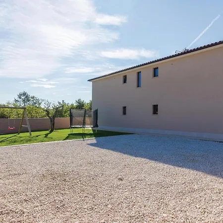 Lovely Home In Bibici With Jacuzzi Bibici
