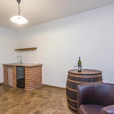 Lovely Home In Bibici With Jacuzzi * Bibici