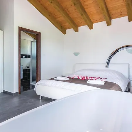 Lovely In With Jacuzzi Casa de Férias Bibici
